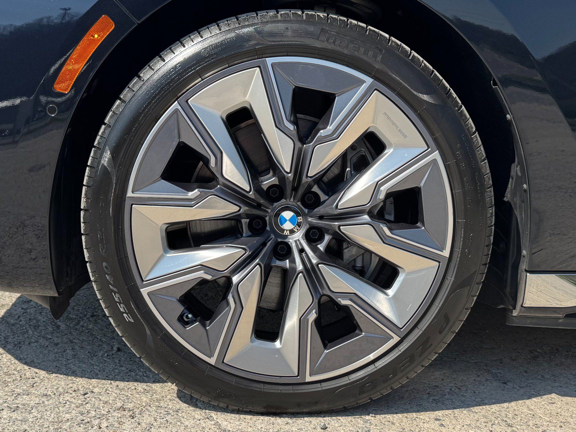 Used 2025 BMW i7 eDrive50 w/ Executive Package RWD image 81