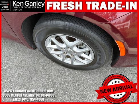 Used 2023 Chrysler Pacifica Touring-L FWD image 12