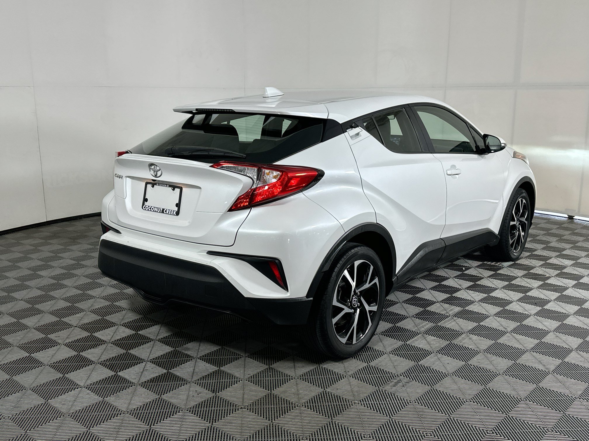 Used 2022 Toyota C-HR XLE FWD image 3