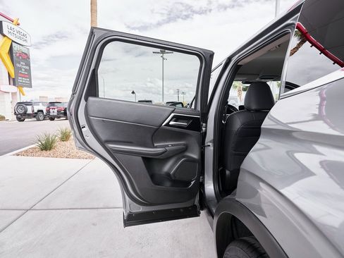 Used 2024 Mitsubishi Outlander SE image 16