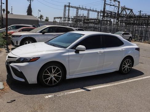 Used 2023 Toyota Camry SE FWD image 4