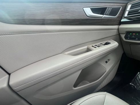 Certified 2025 Volkswagen Atlas SEL image 17