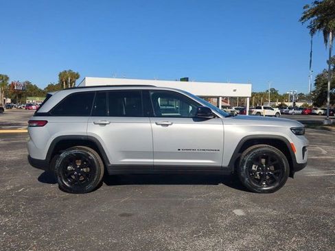 Used 2024 Jeep Grand Cherokee Altitude image 3