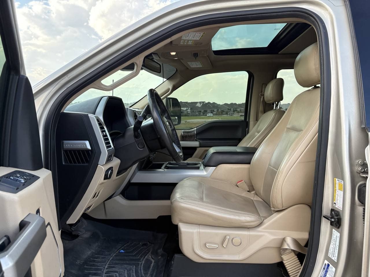 Used 2017 Ford F250 Lariat w/ Lariat Ultimate Package AWD/4WD image 14