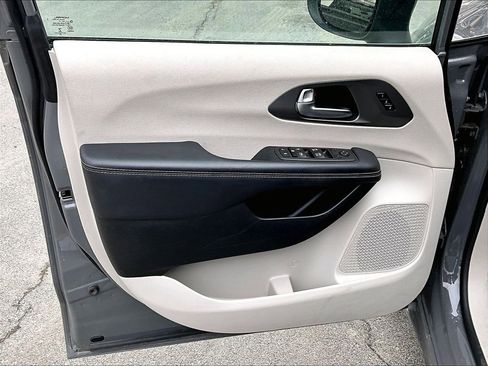 Used 2023 Chrysler Pacifica Touring-L FWD image 9