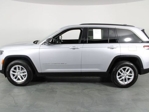 Used 2025 Jeep Grand Cherokee Laredo X RWD image 11