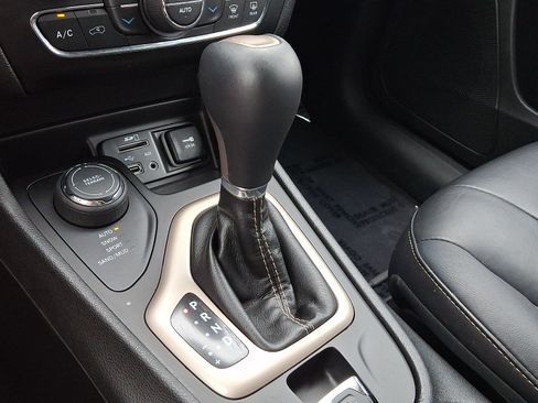 Used 2017 Jeep Cherokee Limited AWD/4WD image 15