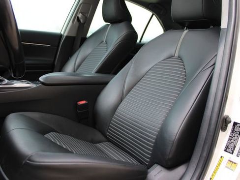 Used 2019 Toyota Camry SE w/ Sunroof Package image 18