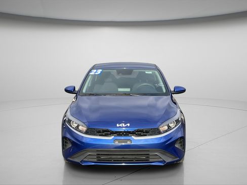 Used 2023 Kia Forte LXS image 2