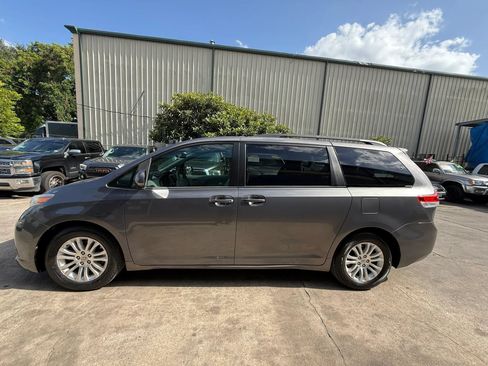 Used 2011 Toyota Sienna XLE w/ Entertainment Pkg FWD image 4