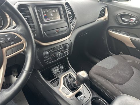 Used 2017 Jeep Cherokee Latitude w/ Comfort/Convenience Group image 70