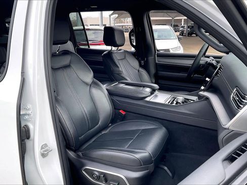 Certified 2025 Jeep Wagoneer 4WD image 9