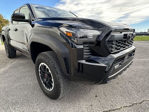 Used 2024 Toyota Tacoma TRD Sport image 4