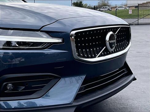 Used 2025 Volvo V60 B5 Cross Country Plus image 33