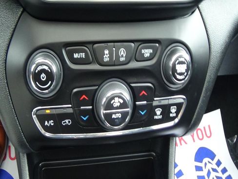Certified 2022 Jeep Cherokee Limited AWD/4WD image 30