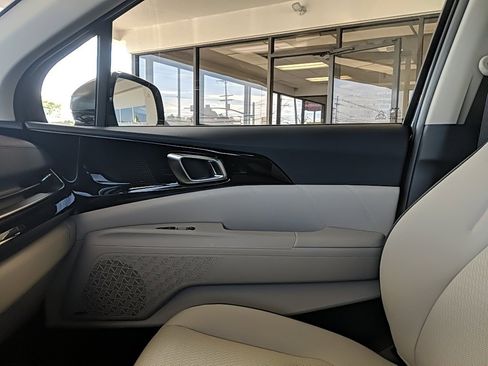 Used 2025 Kia Carnival SX Prestige image 23