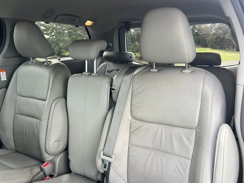 Used 2017 Toyota Sienna XLE Premium image 12