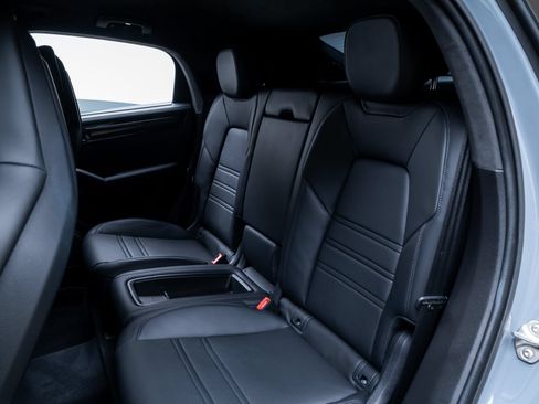 Used 2022 Porsche Cayenne Turbo GT AWD/4WD image 31