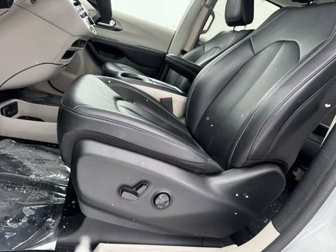Used 2024 Chrysler Pacifica Touring-L image 8