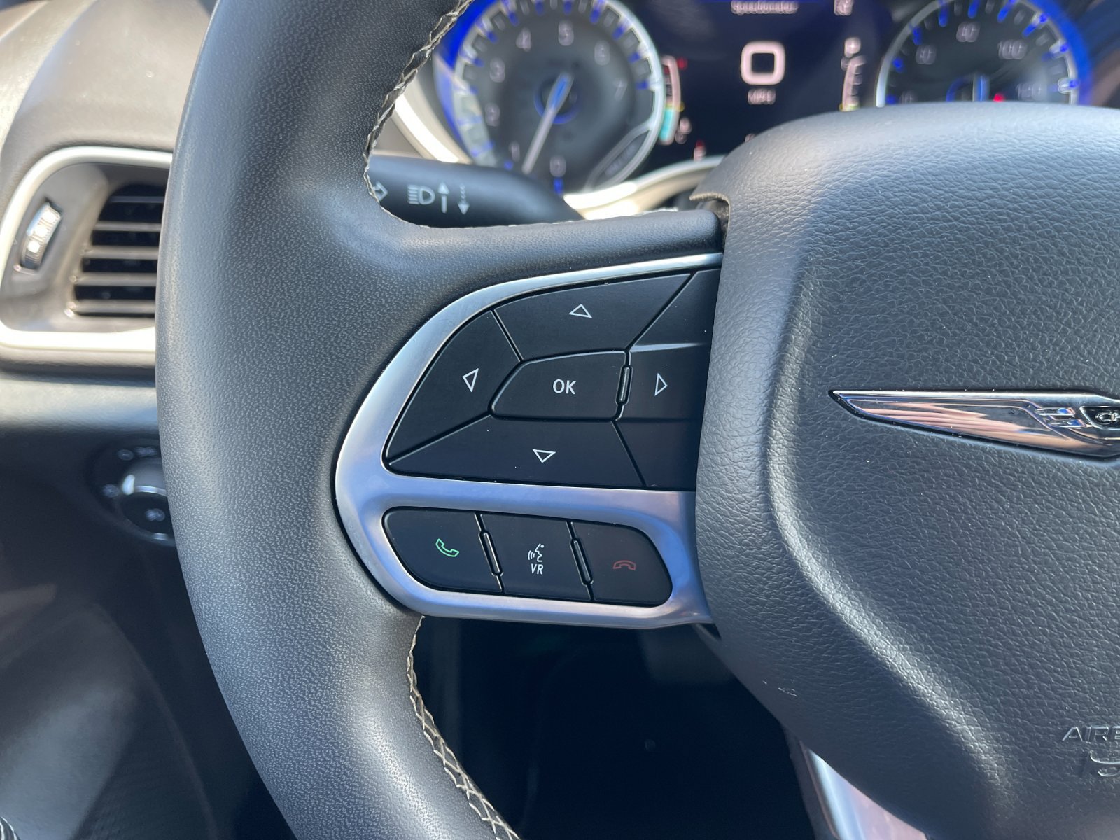 Used 2025 Chrysler Pacifica Select FWD image 28