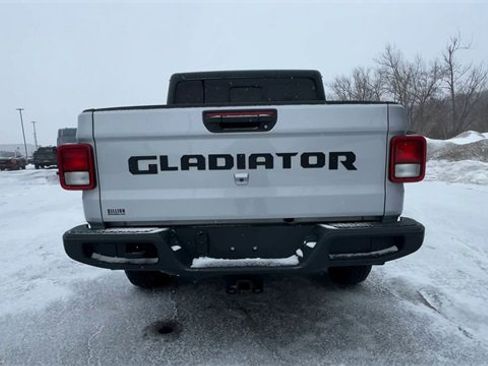 Used 2022 Jeep Gladiator Sport image 7