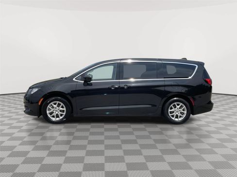 Used 2022 Chrysler Voyager LX FWD image 2