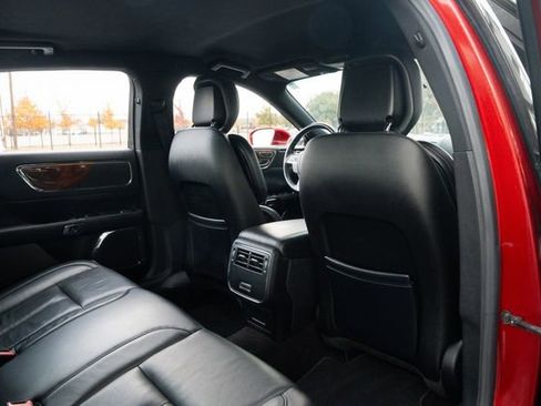 Used 2017 Lincoln Continental Select w/ Technology Package image 32