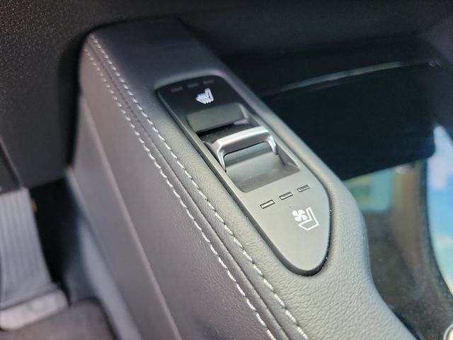 Used 2024 Kia Telluride EX w/ EX Captain's Chair Package FWD image 27