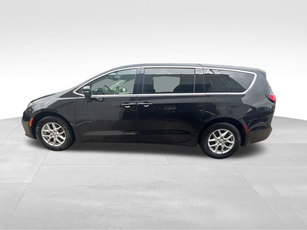Used 2023 Chrysler Pacifica Touring-L FWD image 2