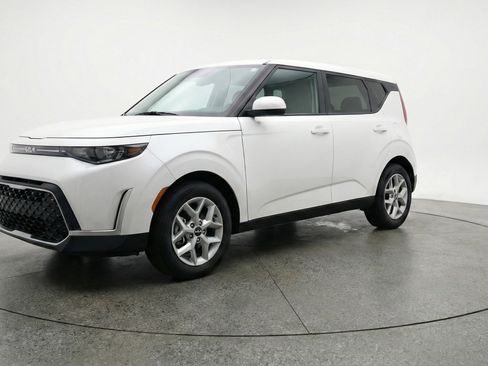Used 2025 Kia Soul LX w/ LX Technology Package FWD image 3