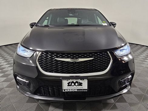 Used 2025 Chrysler Pacifica Select image 8