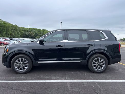 Used 2023 Kia Telluride LX AWD/4WD image 2
