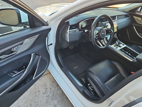 Used 2022 Jaguar XF SE RWD image 10