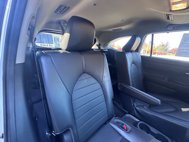 Used 2021 Toyota Highlander XLE AWD/4WD image 9