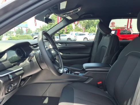Used 2025 Jeep Grand Cherokee Laredo RWD image 5