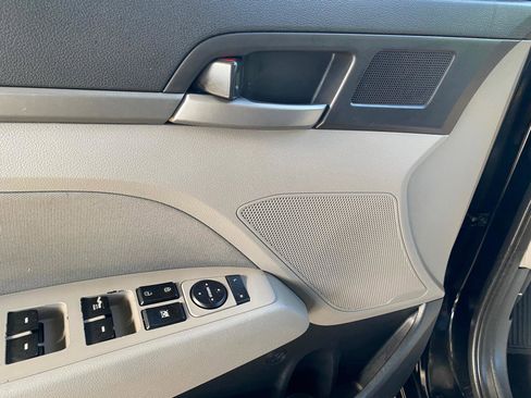Used 2017 Hyundai Elantra SE image 22