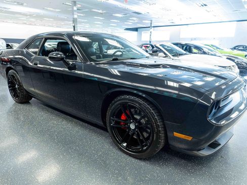 Used 2010 Dodge Challenger SRT8 RWD image 4
