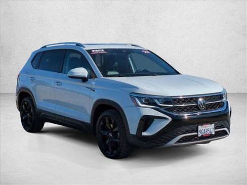 Used 2022 Volkswagen Taos SEL w/ Panoramic Sunroof Package image 3