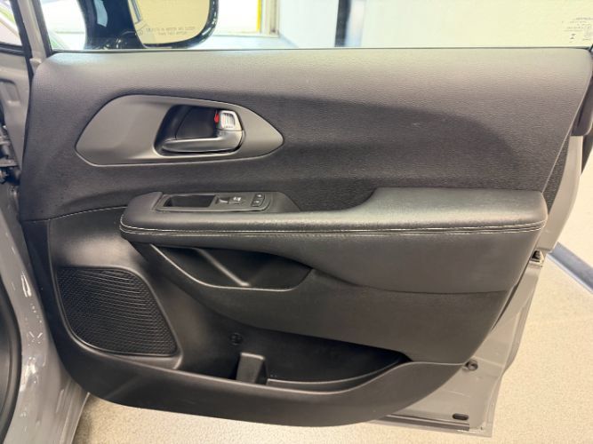 Used 2025 Chrysler Pacifica Select FWD image 33