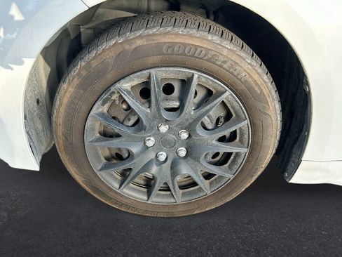 Used 2021 Toyota Corolla LE FWD image 10