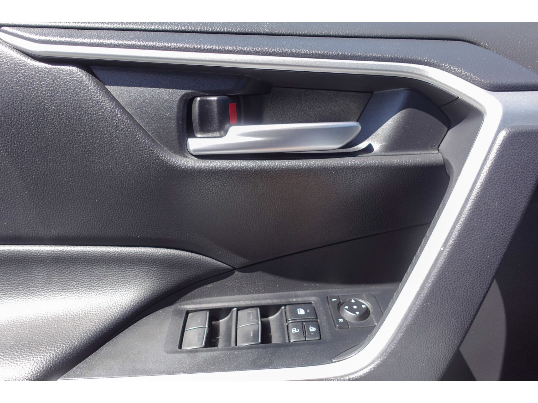 Used 2025 Toyota RAV4 XLE FWD image 11