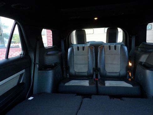 Used 2017 Ford Explorer XLT w/ Equipment Group 202A image 22