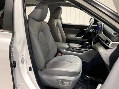 Used 2023 Toyota Highlander XLE AWD/4WD image 7