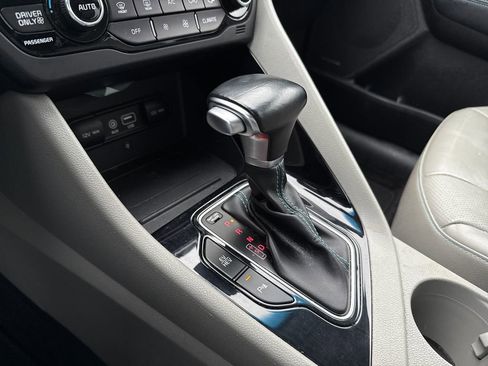 Used 2018 Kia Niro EX Premium image 27