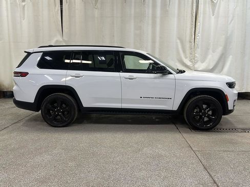 Used 2022 Jeep Grand Cherokee L Limited w/ Black Appearance Package image 6