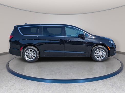 New 2026 Chrysler Pacifica Select AWD/4WD image 4