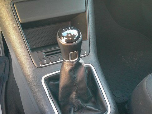 Used 2013 Volkswagen Tiguan S image 12