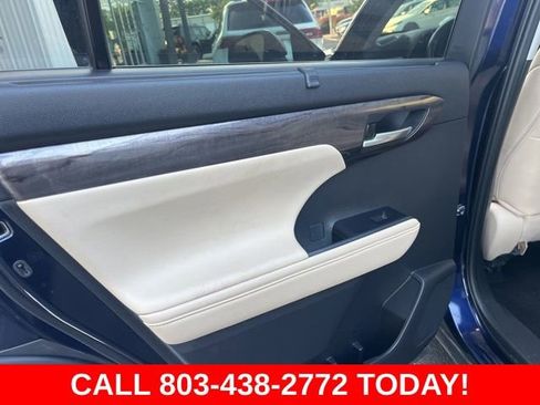 Used 2023 Toyota Highlander Platinum FWD image 12