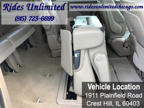 Used 2014 Chrysler Town & Country Touring FWD image 31