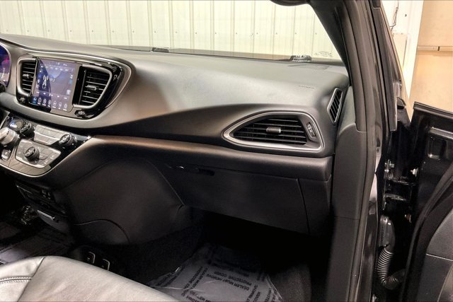 Used 2019 Chrysler Pacifica Touring-L Plus FWD image 16